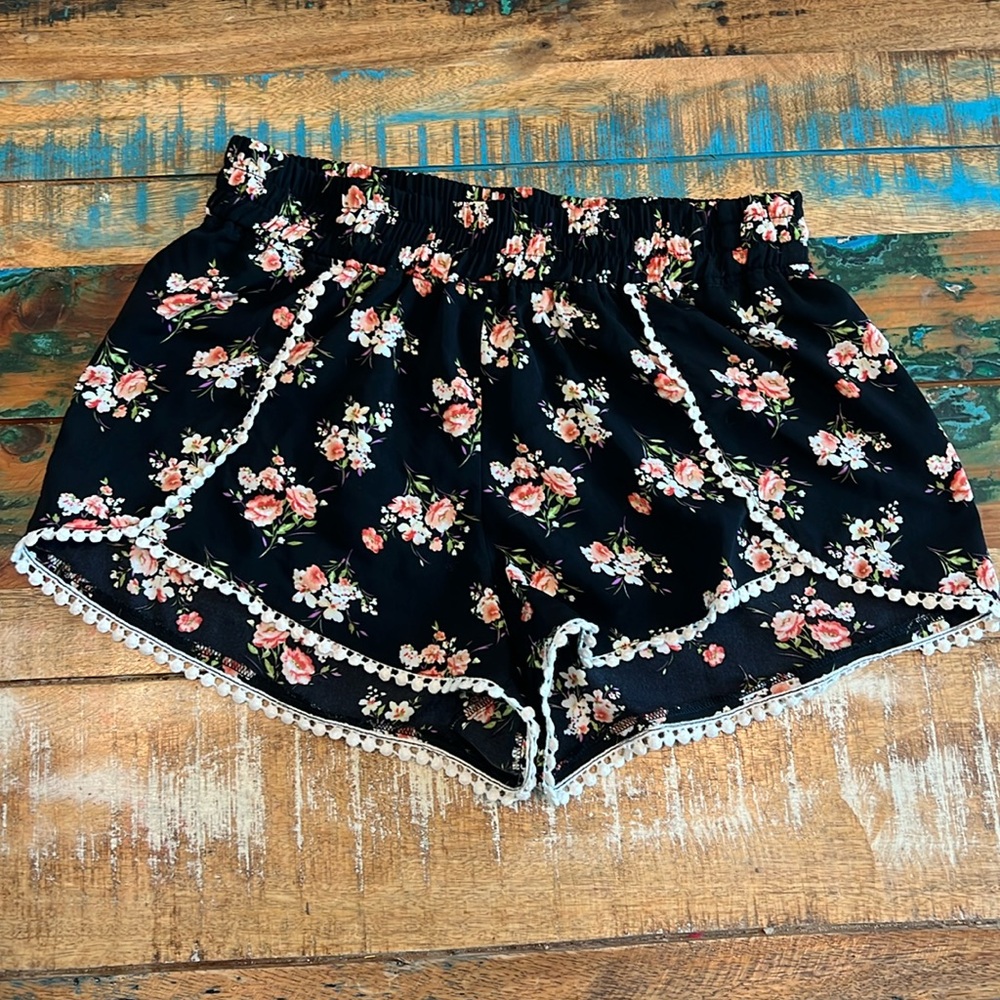 Floral elastic shorts